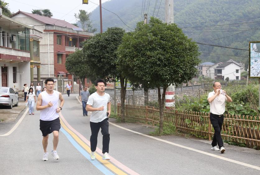 新邵县人民检察院开展登山跑步比赛活动