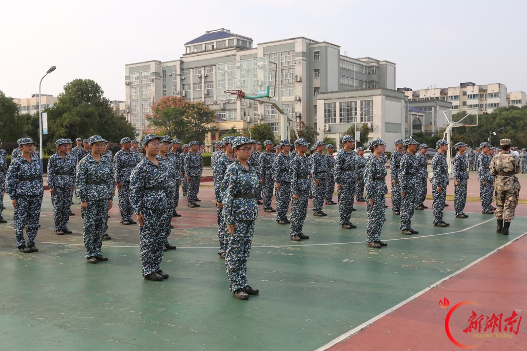 青春正步走丨军训进行时:数院学子青春亮剑