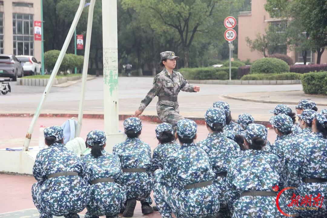 青春正步走丨烈日砺队列,温情伴军训