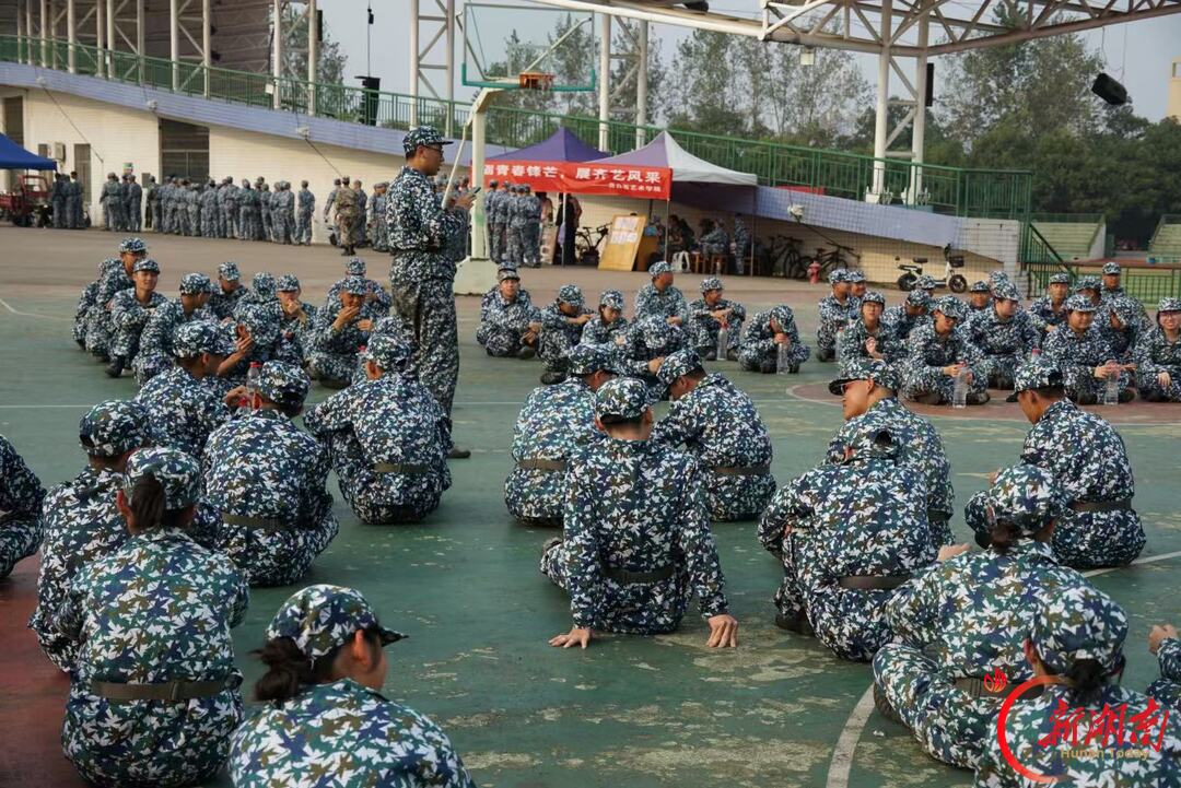青春正步走丨迷彩添暖意 青春绽异彩
