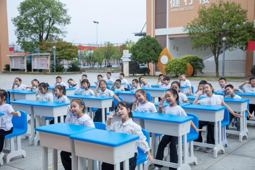传承红色基因 向国旗敬礼——枫溪小学开展一年级入学常规月展示活动