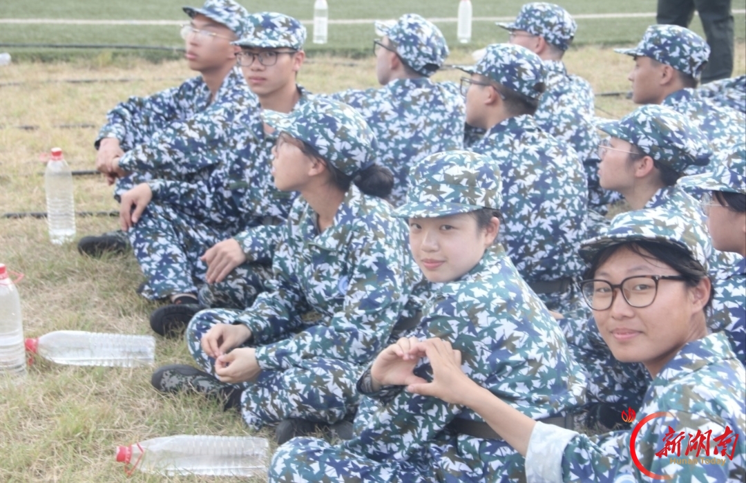 青春正步走丨淬炼与守护,军训场上的动人剪影