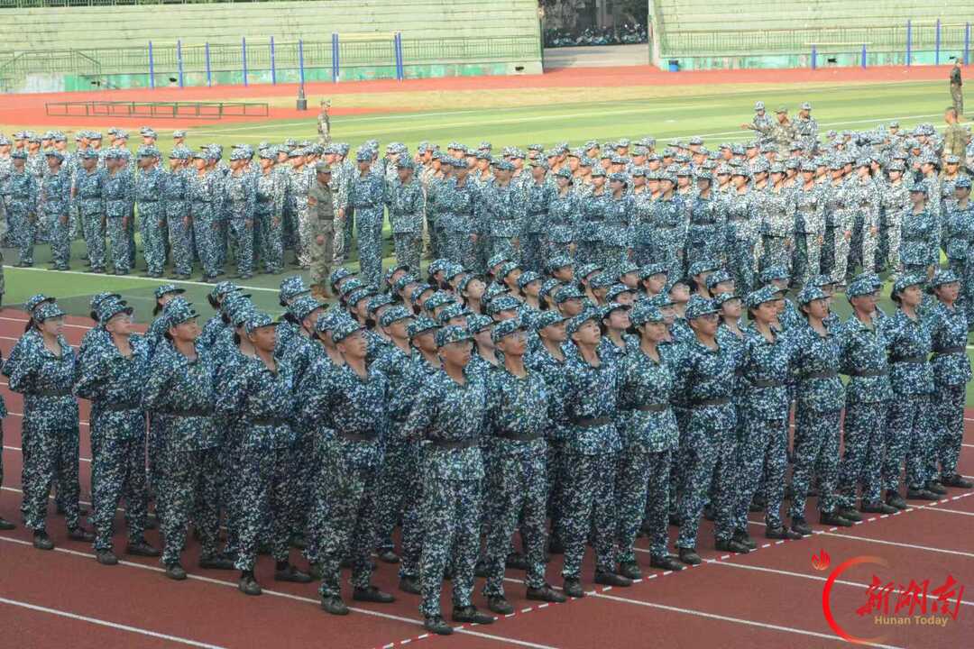 青春正步走丨戎装携笑意,青春遇秋风