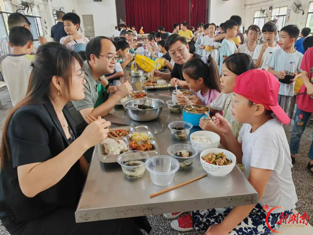 陪餐察实情，监督护“食”安——衡南县谭子山镇组织四级人大代表开展校园餐陪餐监督