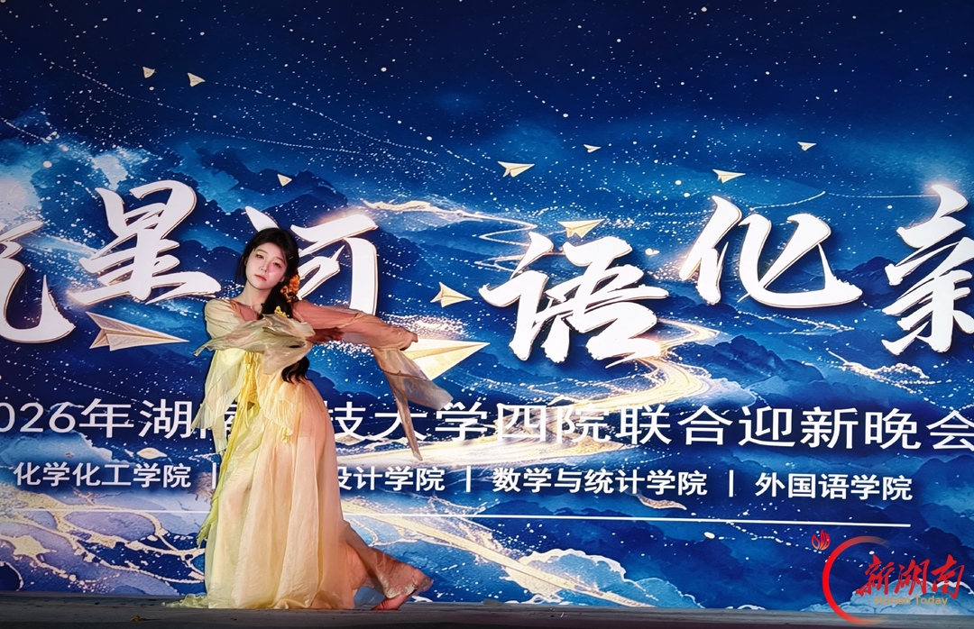 青春正步走丨星光璀璨!数学统计学院点亮军训最美夜空