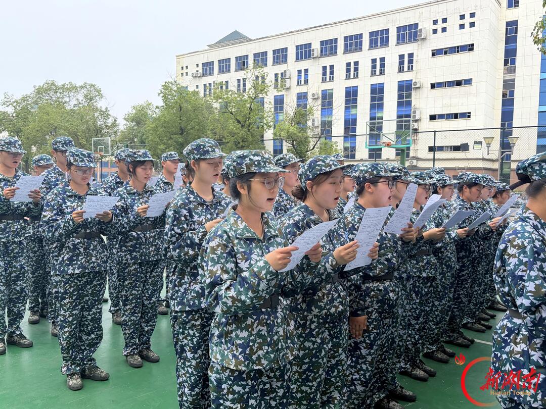 青春正步走丨携清音筑梦,伴迷彩启航