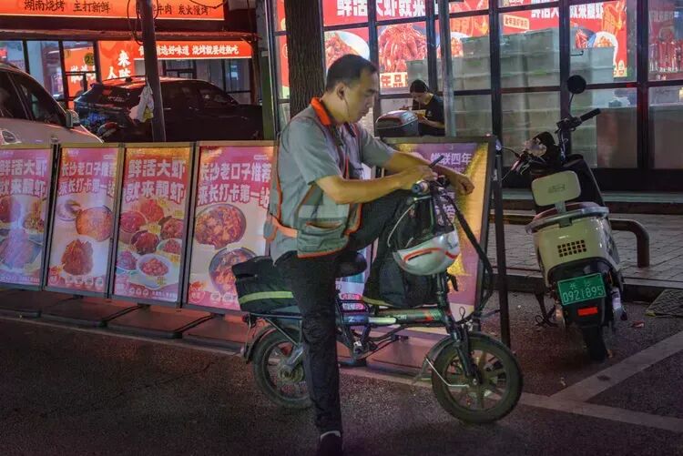 烟火寻常处:几帧街巷,几盏灯火