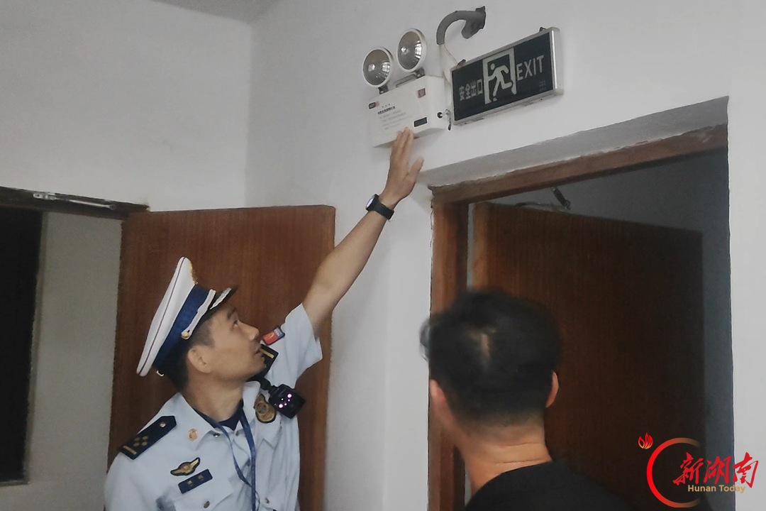 祁阳市消防救援大队夜查高层建筑小区 护航双节期间消防安全