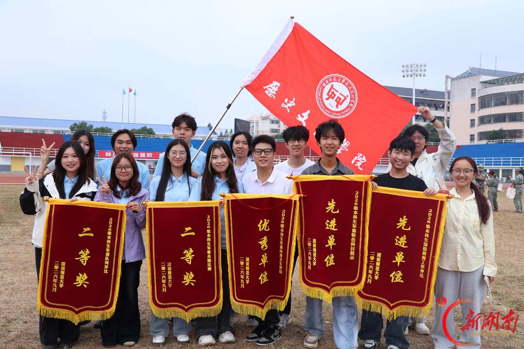 青春正步走丨队列展风采,旗语道神韵