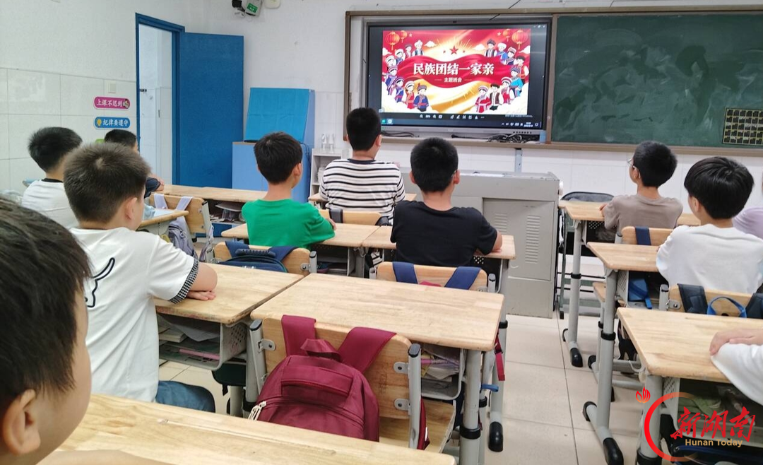 长沙市芙蓉区大同古汉城小学：童心映红国旗 祝福献给祖国