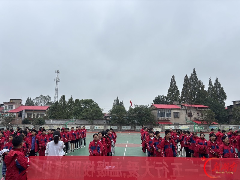 南县北河口中学：公益暖校园，校服护成长