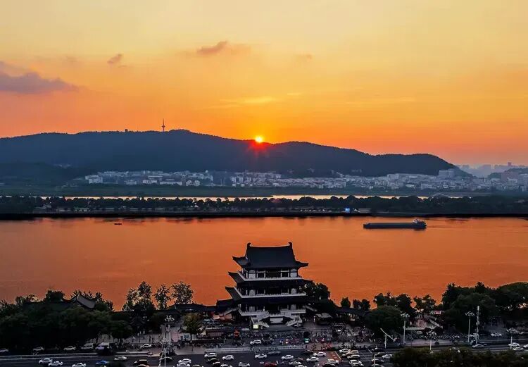 烟火寻常处:几帧街巷,几盏灯火