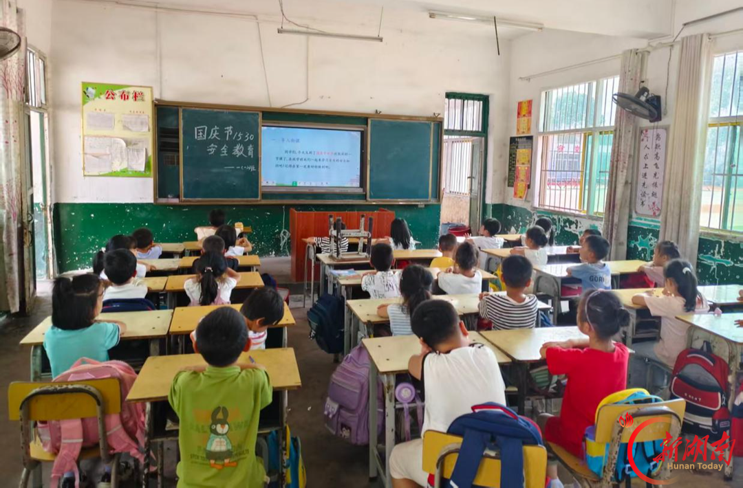 祁东县灵官镇中心小学:童心迎国庆 厚植爱国情