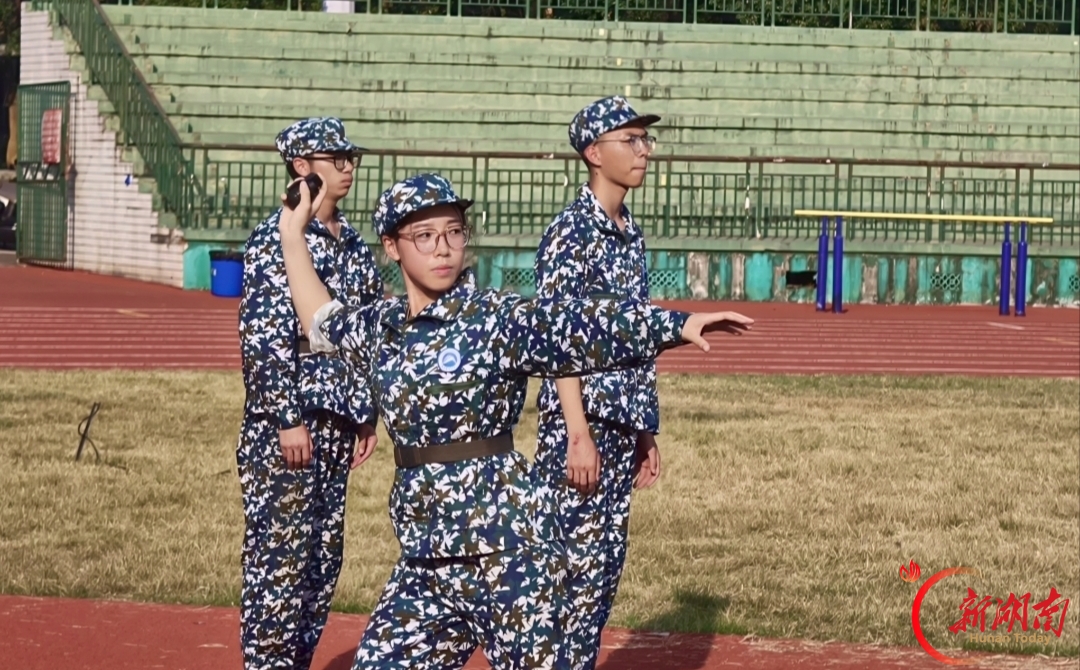 青春正步走丨淬炼与守护,军训场上的动人剪影