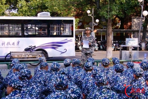 青春正步走丨训练间隙小课堂!反邪教宣传走进科大军训场