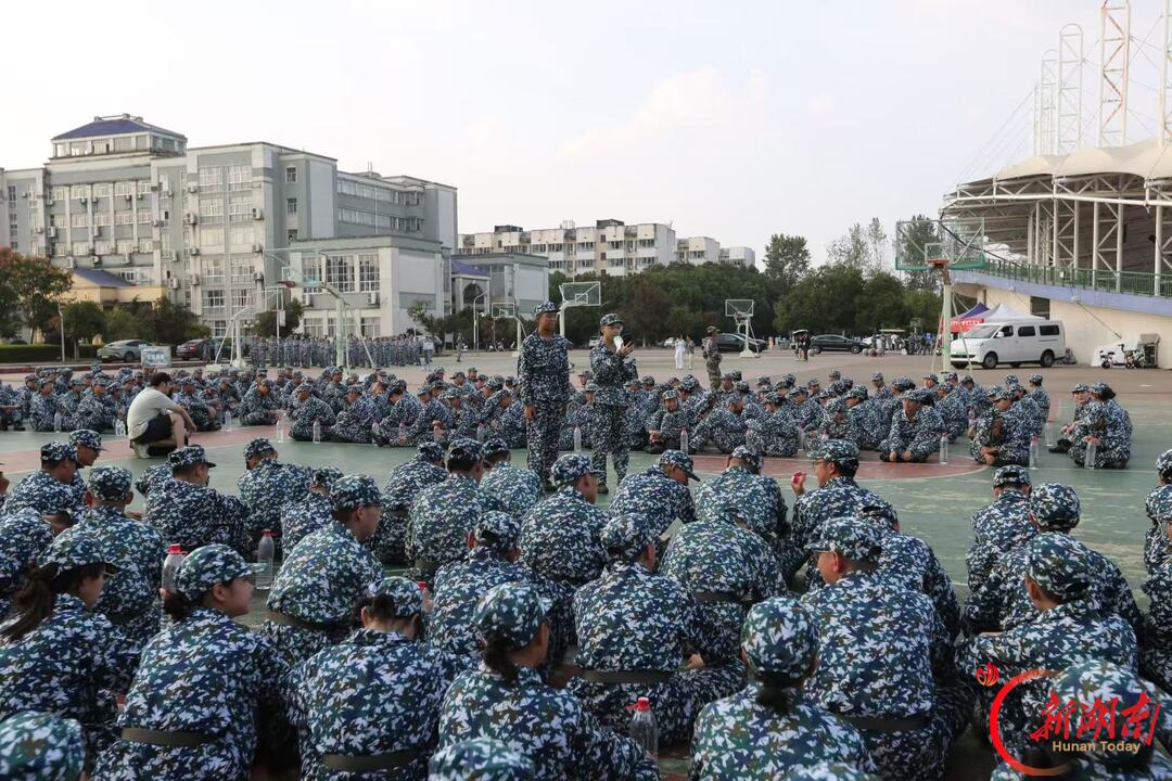 青春正步走丨烈日砺队列,温情伴军训