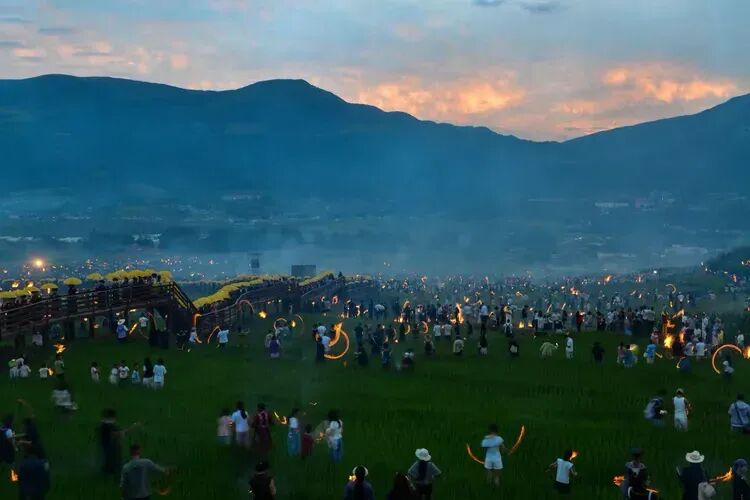烟火寻常处:几帧街巷,几盏灯火