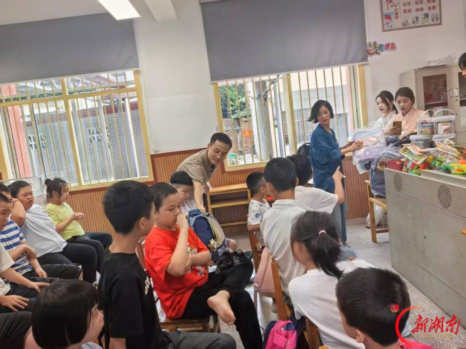 株洲市渌口区慈善会携手爱心人士走进湖塘小学暖心助学