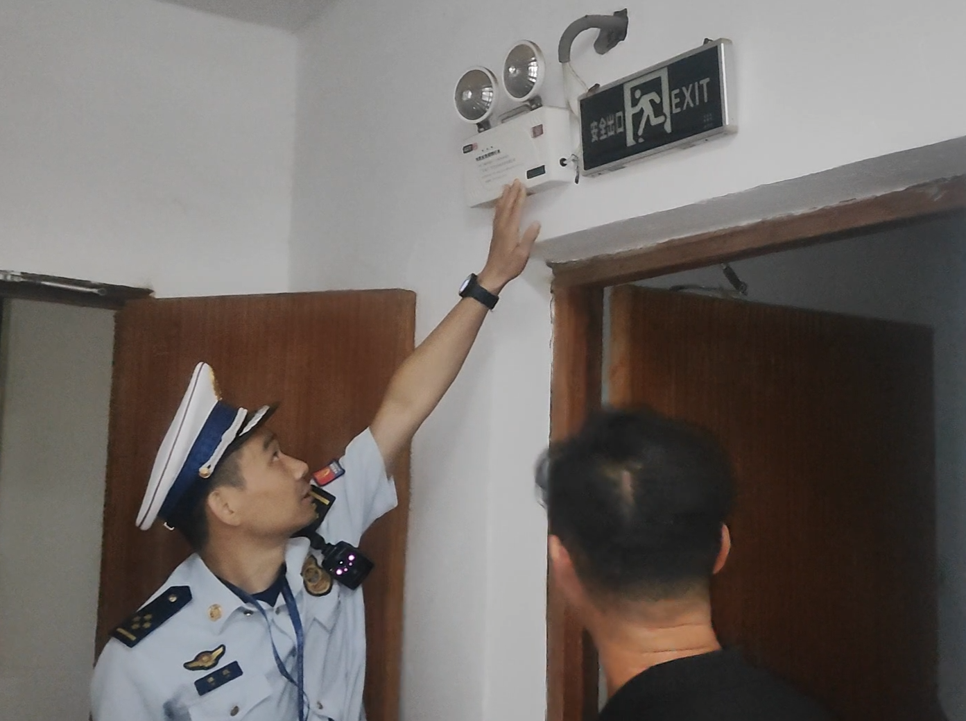 祁阳市消防救援大队夜查高层建筑小区 护航双节期间消防安全
