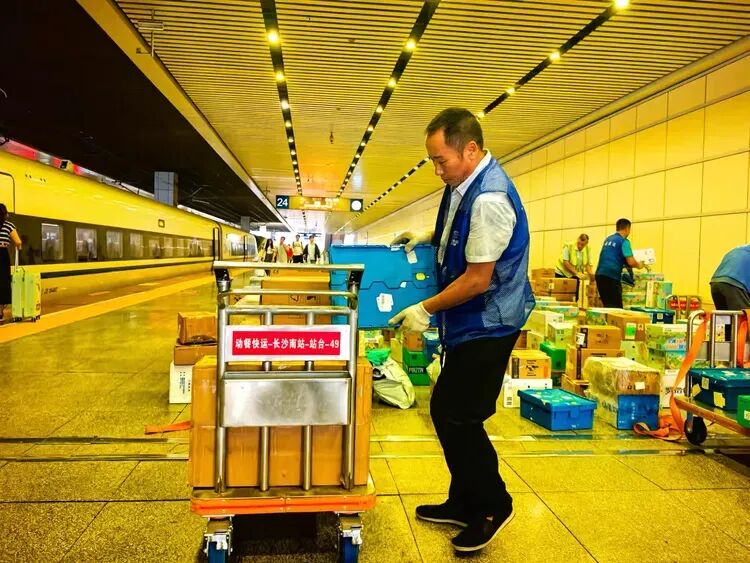 烟火寻常处:几帧街巷,几盏灯火
