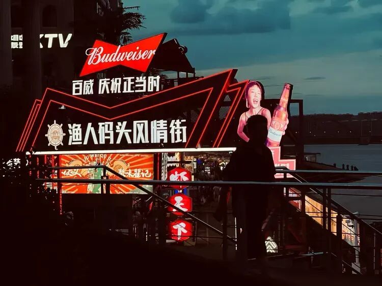 烟火寻常处:几帧街巷,几盏灯火