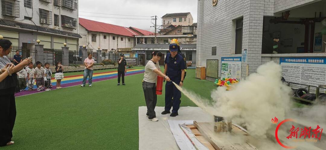 安化县平口镇中心幼儿园：体验消防“零距离” 