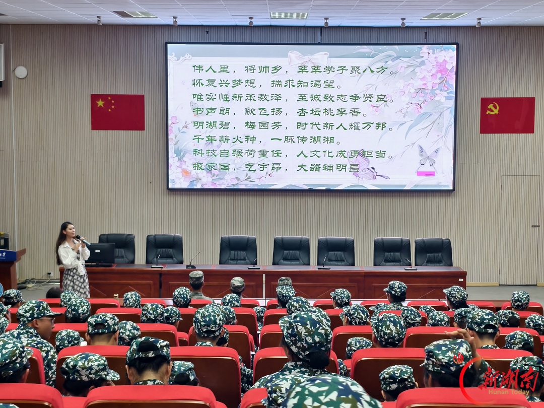 青春正步走|迷彩青春 一路生花 —— 齐白石艺术学院 2026 级新生军训生活纪实