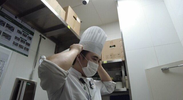 费大厨长沙国金店一天炒出辣椒炒肉400多份—— “假期多是外省顾客，一定用心炒好每一道菜”