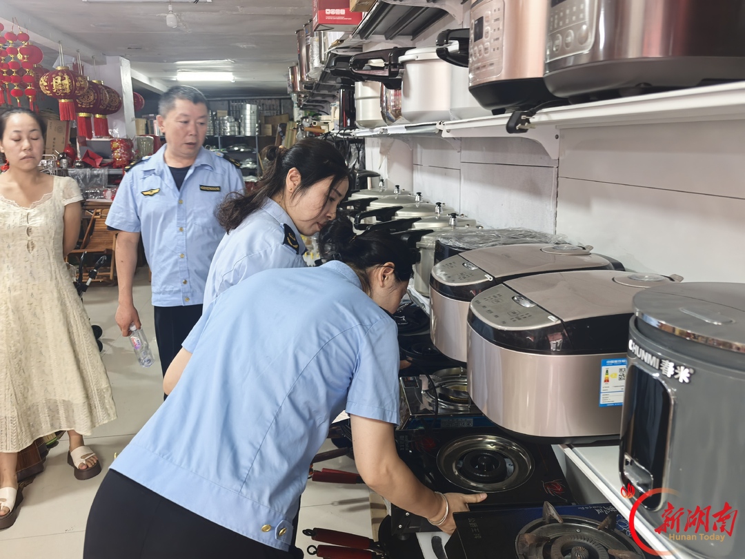一抹“市监蓝”，温暖千万家——记第八届湖南省“人民满意的公务员集体”凤凰县沱江市场监督管理所
