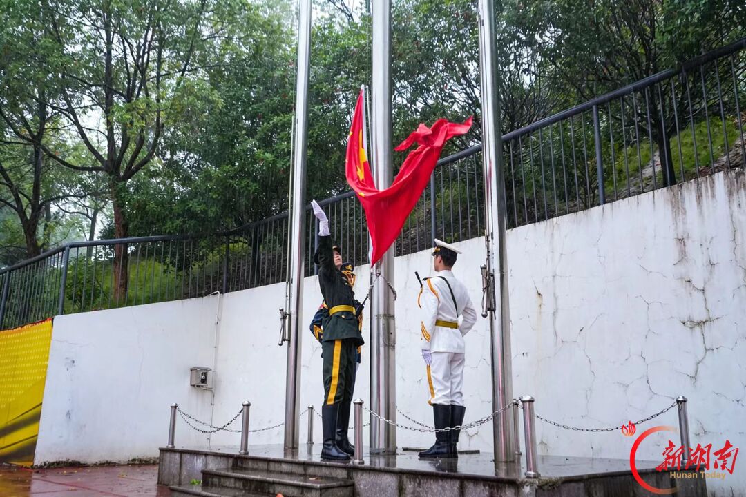 长征精神照青春!长沙民政学子雨中升旗告白祖国