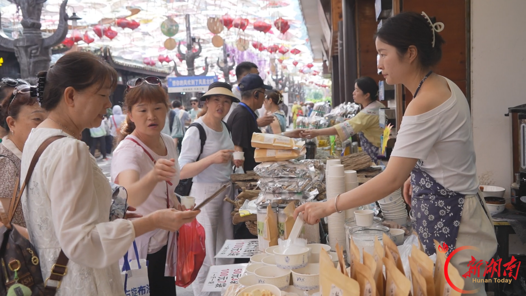 假期首日人气旺!凤凰古城翠翠街迎来文旅消费热潮