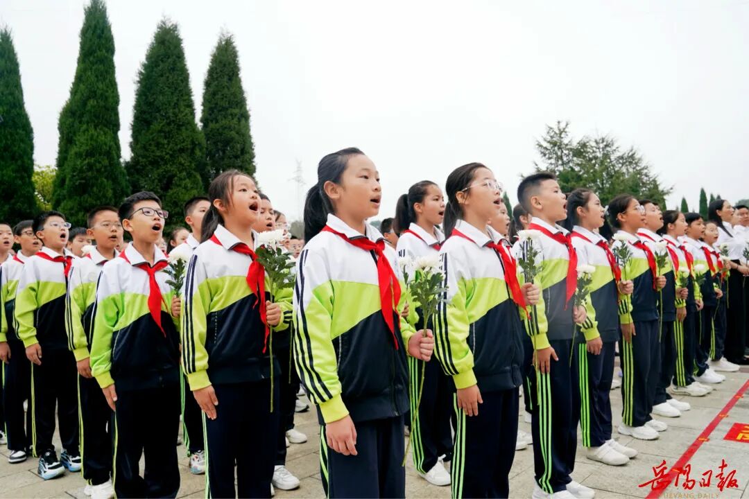 岳阳市举行烈士纪念日向英雄烈士敬献花篮仪式