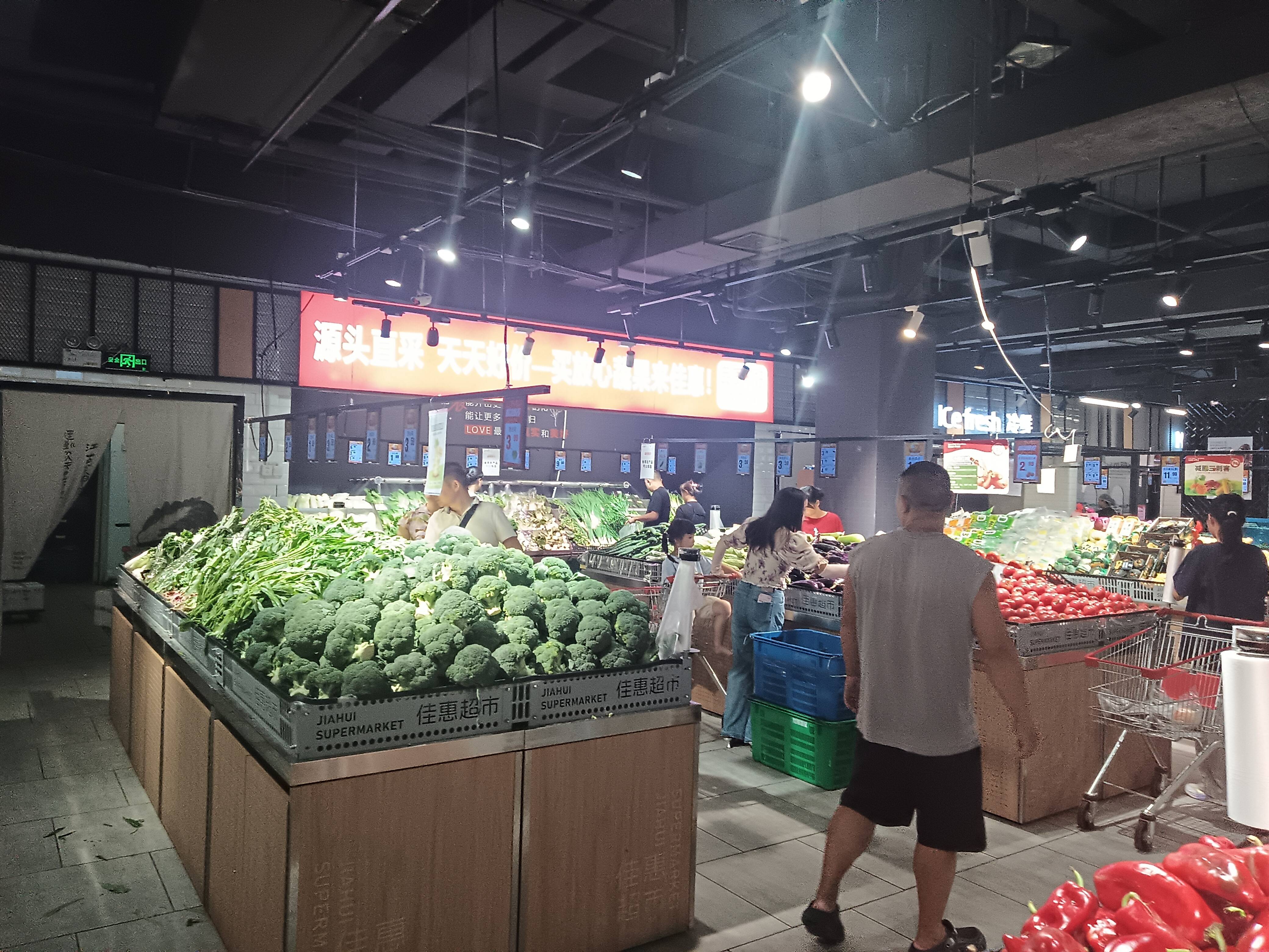 节前市场备货足,烟火满满迎国庆