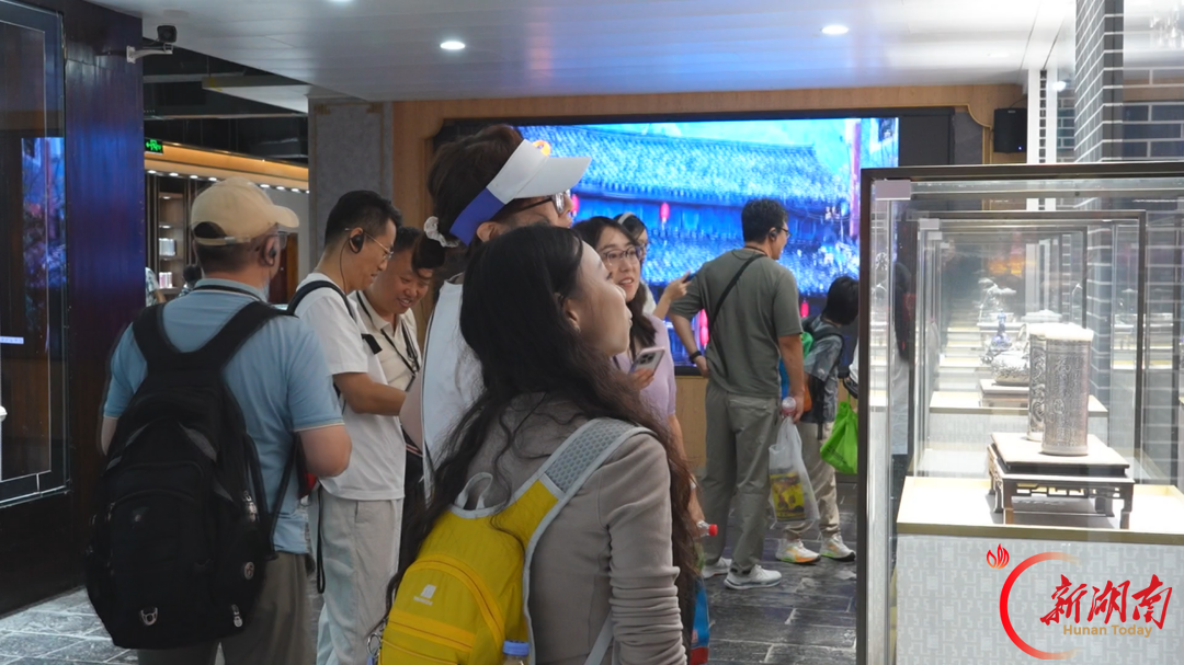 假期首日人气旺!凤凰古城翠翠街迎来文旅消费热潮