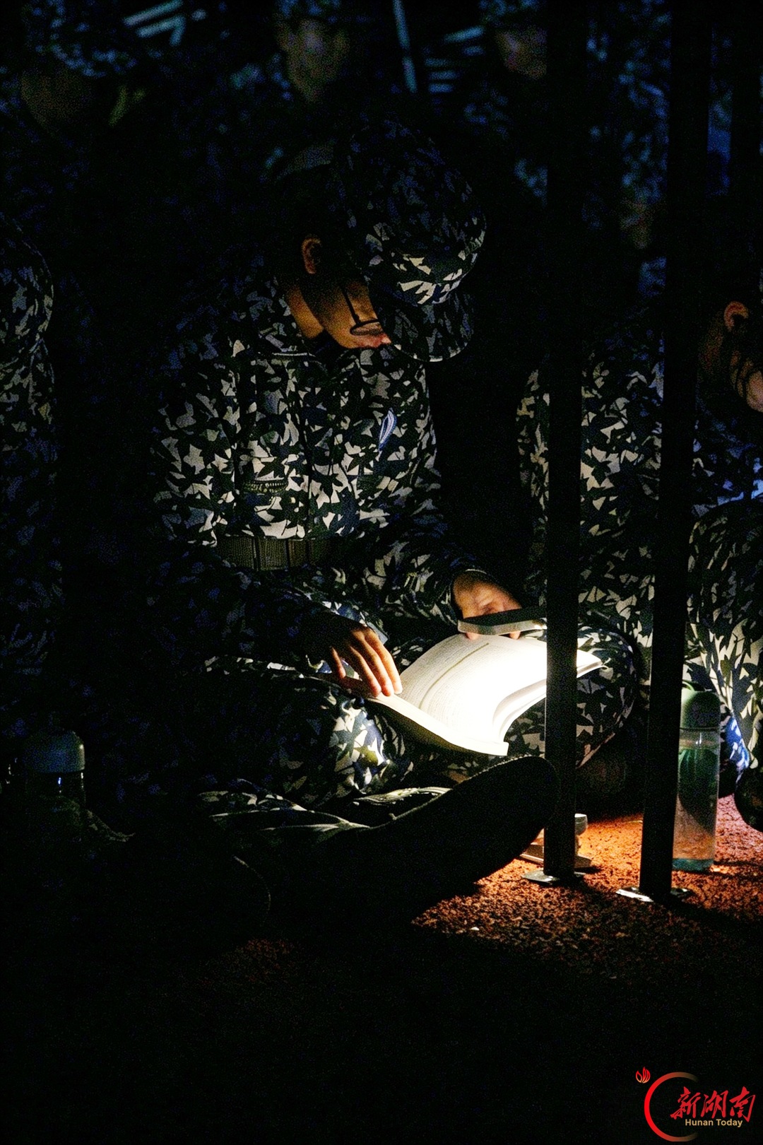青春正步走|夜色砺迷彩 青春绽芳华