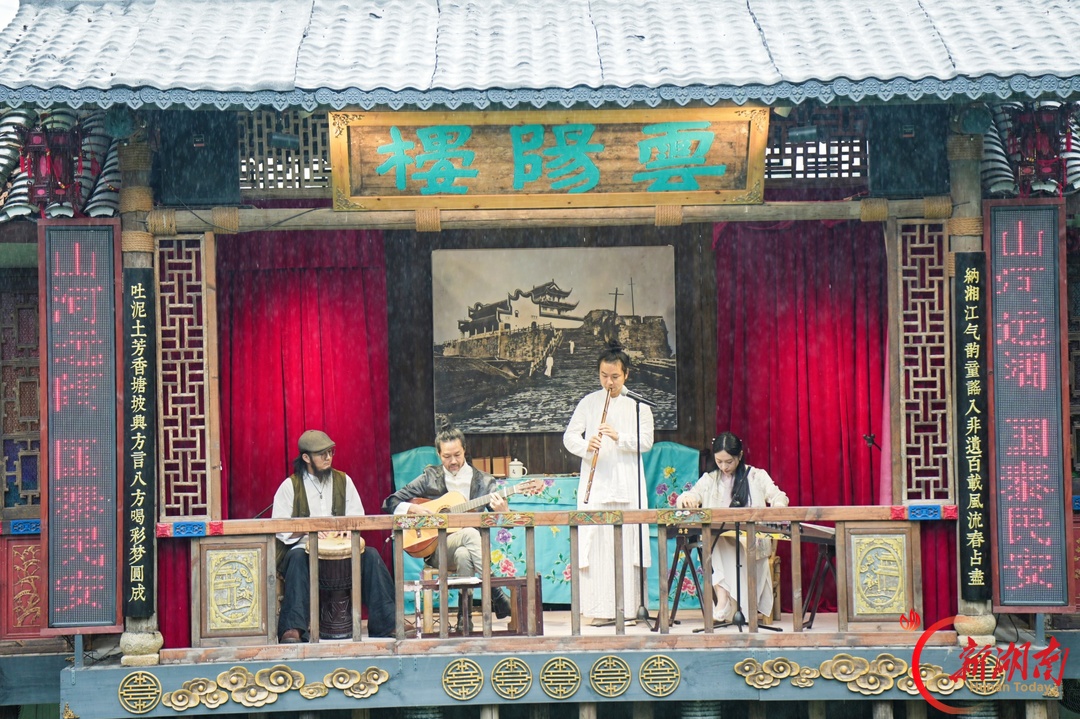 开福区非遗国潮沉浸式展演精彩启幕 首日吸引近3000名市民游客到场体验