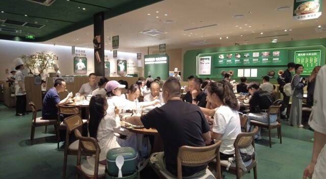 费大厨长沙国金店一天炒出辣椒炒肉400多份—— “假期多是外省顾客，一定用心炒好每一道菜”