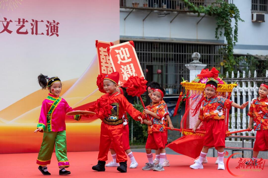 看演出、受表彰、逛市集，300余名居民“花样”迎国庆