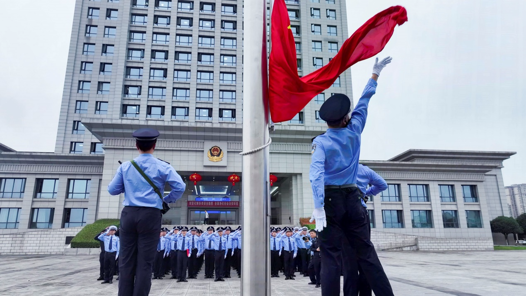 桃源公安举行国庆升旗仪式
