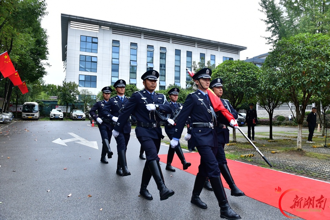张家界公安举行升旗仪式庆祝新中国成立77周年