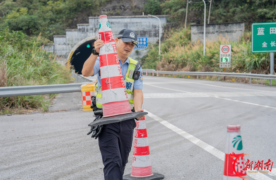心里装着赶路的人——记第八届湖南省“人民满意的公务员”刘海洋