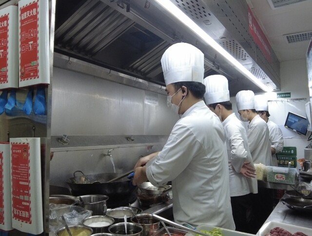 费大厨长沙国金店一天炒出辣椒炒肉400多份—— “假期多是外省顾客，一定用心炒好每一道菜”