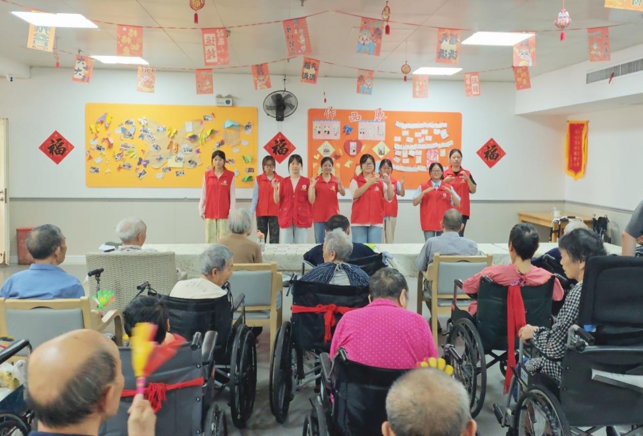 中秋前夕，这群商务青年学子把欢乐送到老人身边