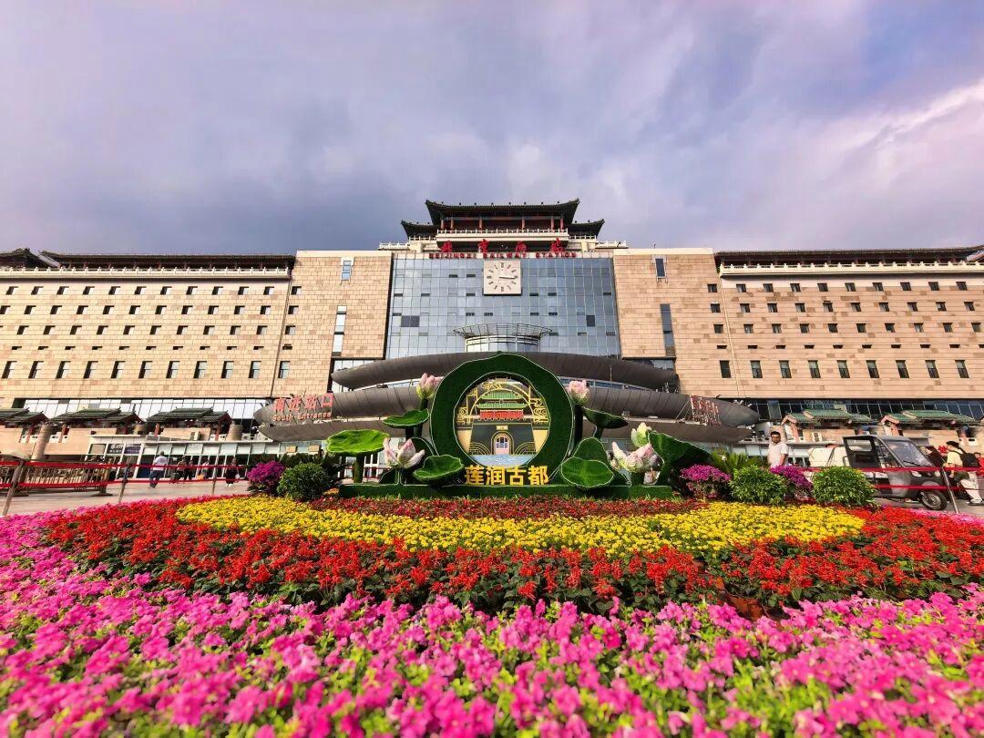北京八大站花坛已就位,凭火车票可享多项文旅消费优惠!