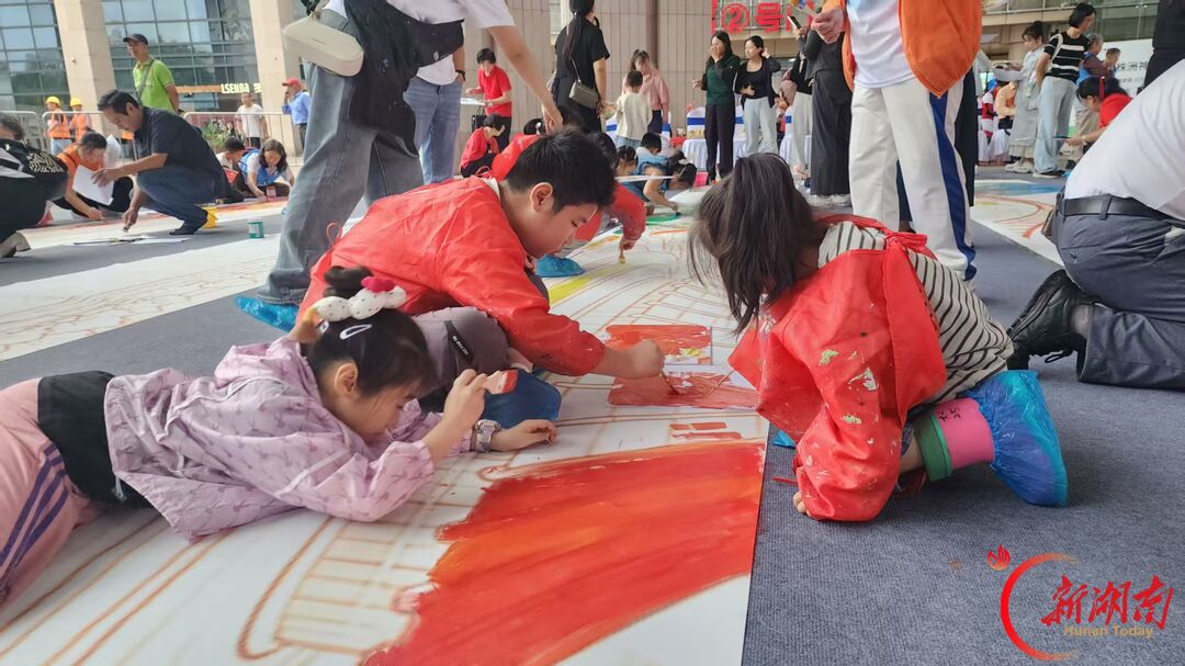 盛世华诞——株洲市77㎡祝福祖国巨幅画卷创作活动圆满举行