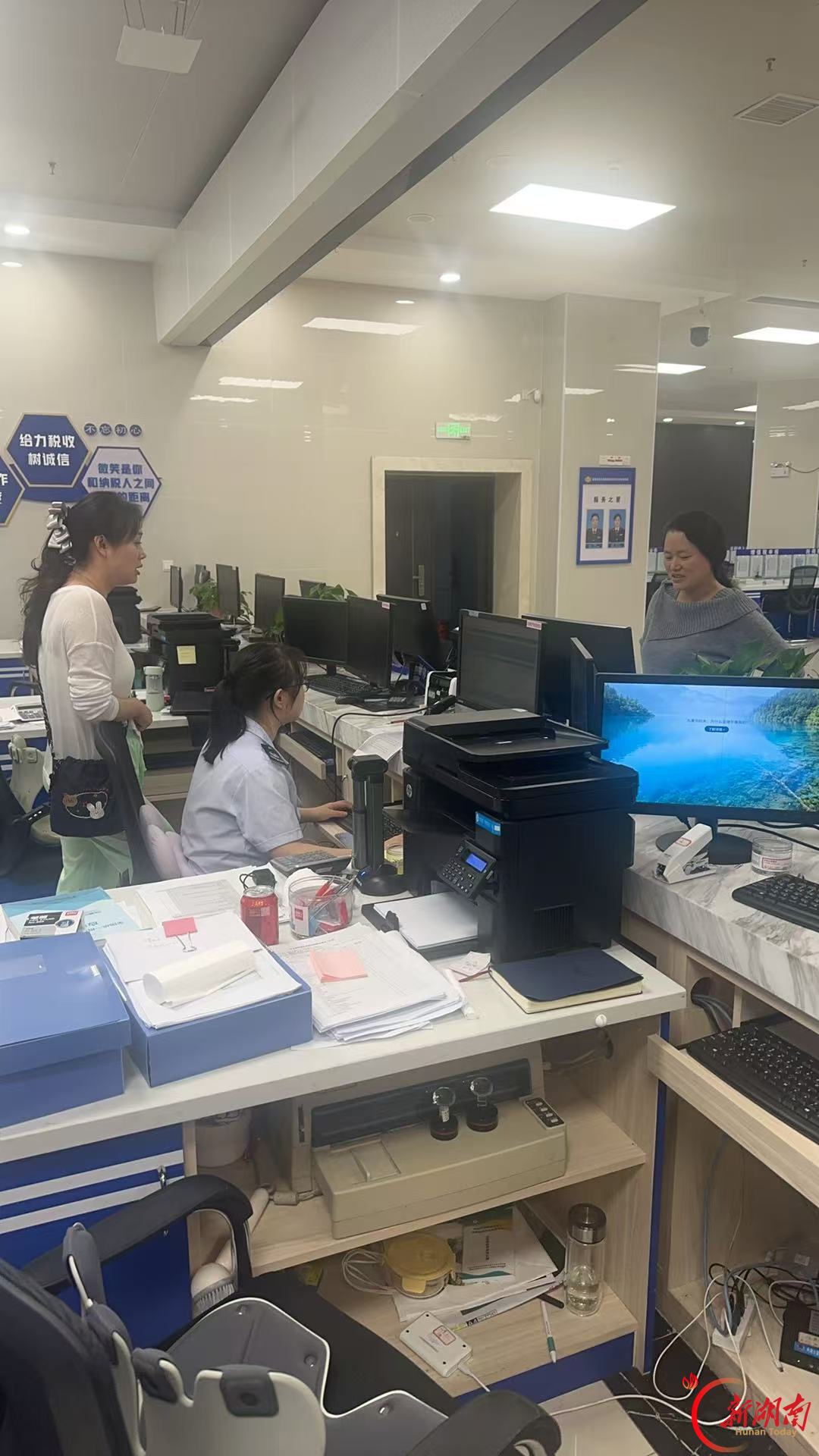 娄底经开区税务局:延时服务解难题,便民办税暖人心