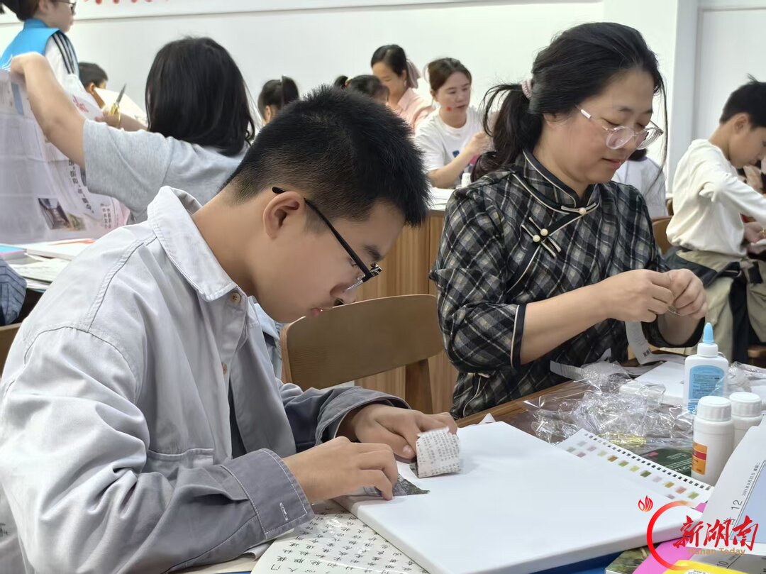 岳阳:一纸一布皆成诗,亲子巧手贺华诞
