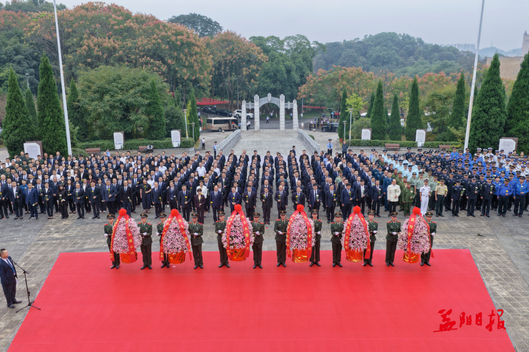 益阳市烈士纪念日向烈士敬献花篮仪式举行 向世聪刘勇会黄斌刘泽友胡立安等参加