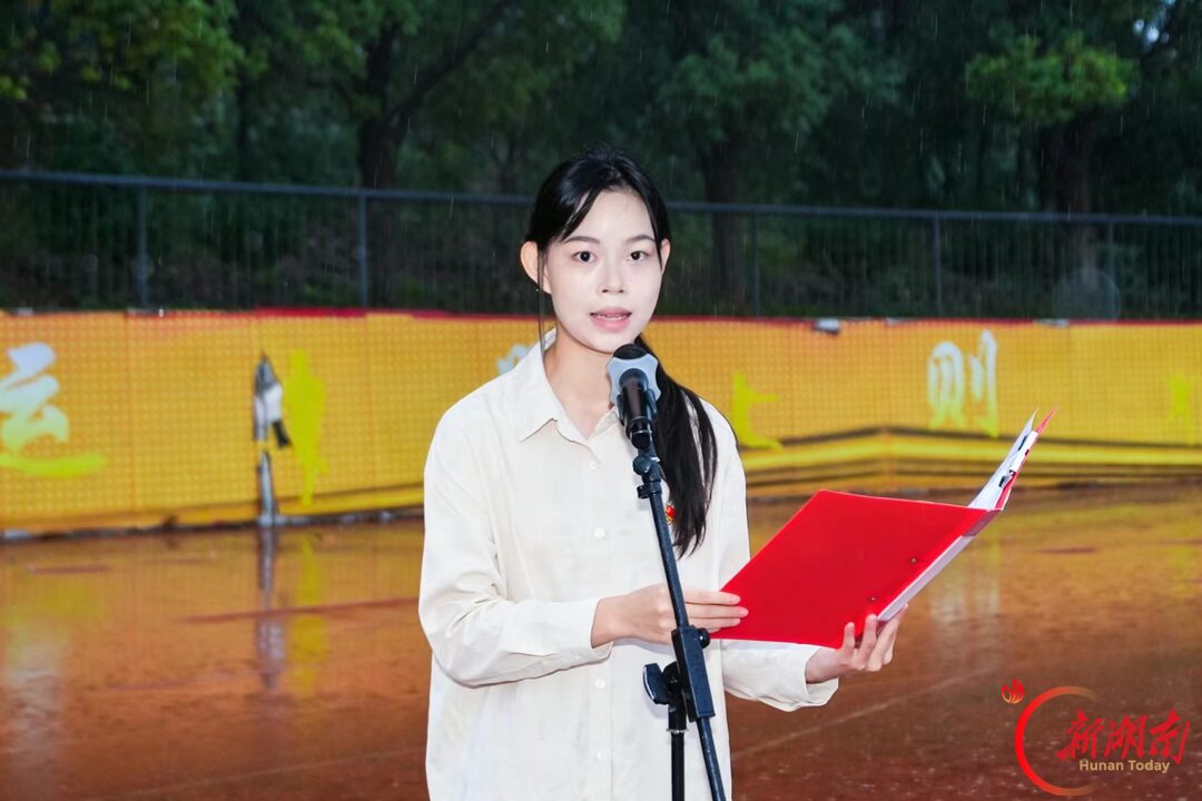长征精神照青春!长沙民政学子雨中升旗告白祖国