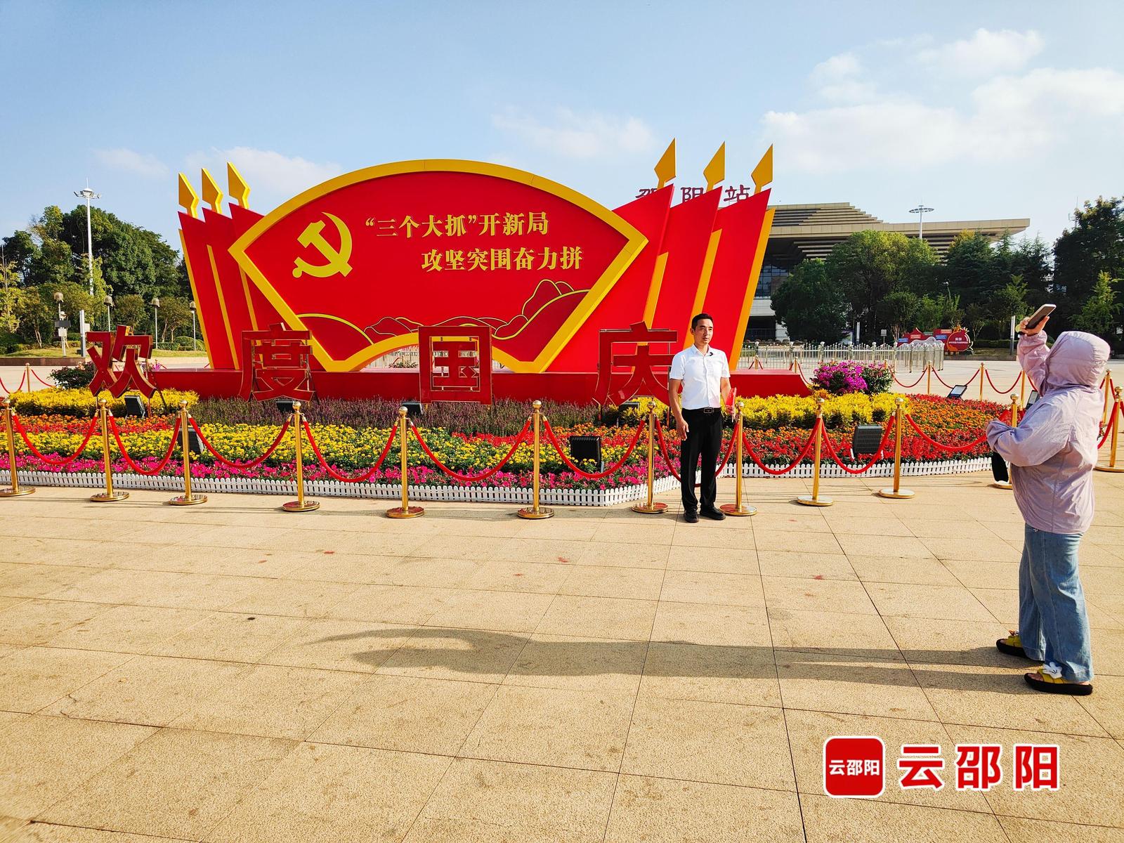 出门就是花海！邵阳街头15万盆鲜花迎国庆
